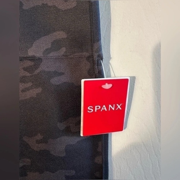 NWT SPANX XS LOOK AT ME NOW LAMN Bike Short
Black Camo Fitted Shapewear MSRP $58 - Picture 5 of 10